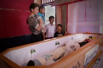 Kỳ lạ phong tục 'sống với người chết' ở Indonesia