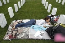 Mẹ ôm con ra nghĩa trang ngủ suốt 3 năm và sự thật rớt nước mắt