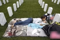 Mẹ ôm con ra nghĩa trang ngủ suốt 3 năm và sự thật rớt nước mắt