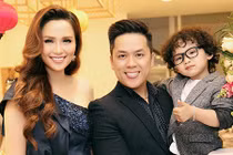 Con trai Hoa hậu Diễm Hương bảnh bao bên bố mẹ