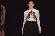 Hồng Quế mũm mĩm sau 4 tháng sinh con vẫn tự tin catwalk