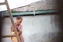 Triệu tập bảo mẫu bạo hành, chọc cây vào vùng kín bé 2 tuổi