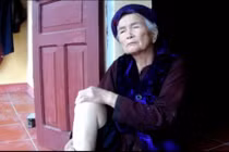 Ai tiếp tay đuổi bà cụ gần 90 tuổi ra trước vành móng ngựa?