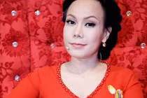 Việt Hương cúi đầu xin lỗi vì giễu cợt “thô tục” ở đám cưới