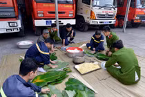 Ảnh: Lính cứu hỏa mổ lợn, gói bánh chưng đón Tết