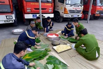Ảnh: Lính cứu hỏa mổ lợn, gói bánh chưng đón Tết