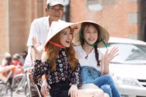 Chi Pu, Á hậu Hàn Quốc đội nón lá dạo phố SG