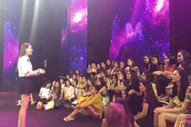 Phạm Hương khích lệ thí sinh HH Hoàn vũ VN trước bán kết