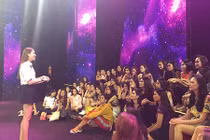 Phạm Hương khích lệ thí sinh HH Hoàn vũ VN trước bán kết