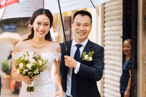 Á hậu Vân Quỳnh rạng rỡ trong đám cưới giữa trời mưa