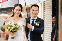 Á hậu Vân Quỳnh rạng rỡ trong đám cưới giữa trời mưa