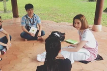 Hot Face sao Việt 24h: Ngọc Trinh khoe ra công viên học tiếng Anh