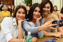 Phạm Hương mặc giản dị đội vương miện vẫn tuyệt đẹp