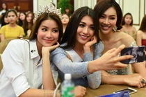 Phạm Hương mặc giản dị đội vương miện vẫn tuyệt đẹp