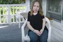 Cô gái 23 tuổi cùng lúc nuôi 2 bộ xương trên người 