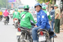 Hà Nội cấm dịch vụ đi chung xe của Uber, Grab