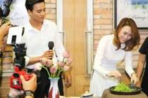 Mỹ Tâm bị fan bắt xào rau muống trong buổi giao lưu