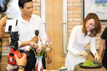 Mỹ Tâm bị fan bắt xào rau muống trong buổi giao lưu