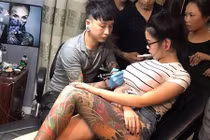 Thợ xăm té ghế vì ngực thiếu nữ phát nổ ngay trước mặt