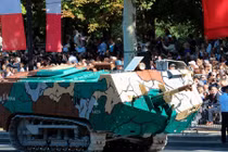 Xe tăng trăm tuổi lăn bánh trong cuộc diễu binh ở Pháp