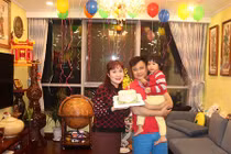 Danh hài Tự Long đón sinh nhật hạnh phúc bên vợ con