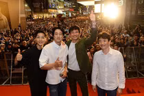 Biển người ở Malaysia xếp hàng đón đoàn xe của Song Joong Ki