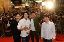 Biển người ở Malaysia xếp hàng đón đoàn xe của Song Joong Ki