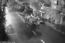 Video: Rùng mình 2 thanh niên bị nhóm côn đồ chém gục giữa phố