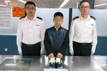 Khách Hong Kong giấu 1.000 viên kim cương trong giày