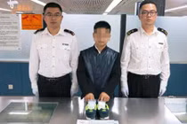 Khách Hong Kong giấu 1.000 viên kim cương trong giày