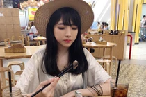 Cận dung nhan xinh như hoa của em gái Hari Won