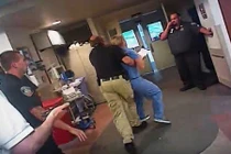 Y tá bị còng tay vì quyết không cho lấy máu bệnh nhân