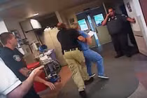 Y tá bị còng tay vì quyết không cho lấy máu bệnh nhân