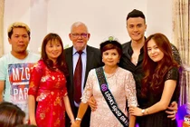 Hoàng Thùy Linh thân thiết với gia đình siêu mẫu Vĩnh Thụy