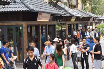 Phố sách Hà Nội thu hút người dân ngay ngày đầu khai trương