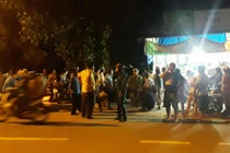 Bị nhắc nhở vì gây ồn, 5 thanh niên đánh lại công an