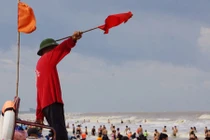 Bão số 2 đang vào bờ, dân vẫn tắm biển bất chấp lệnh cấm