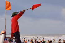 Bão số 2 đang vào bờ, dân vẫn tắm biển bất chấp lệnh cấm