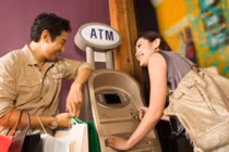 Cám cảnh gái xinh, giỏi làm “nô lệ” cho bạn trai đào mỏ