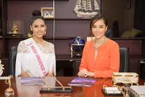 Nguyễn Thị Loan tươi rói nhận giấy phép dự thi Miss Universe 2017