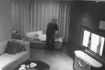 Video: Người đàn ông chết lặng khi chứng kiến việc hộ lý làm với cha già