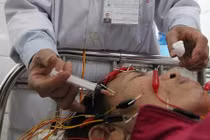 Trời lạnh, cho trẻ ngồi trước xe máy dễ bị liệt dây thần kinh số 7