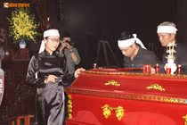 Con gái NS Duy Thanh nén đau thương trong tang lễ cha