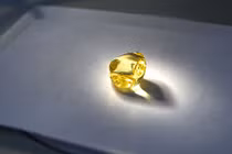 Đào được viên kim cương vàng cực hiếm ở Nga 