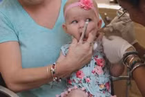 Dựng tóc gáy: Bà mẹ giữ chặt con vài tháng tuổi bấm lỗ tai