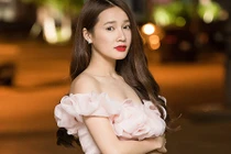 Nhã Phương khoe vai trần quyến rũ tại Hà Nội