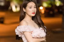 Nhã Phương khoe vai trần quyến rũ tại Hà Nội