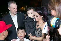 Lý Thanh Thảo cùng chồng Tây mang con đi ra mắt phim