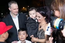 Lý Thanh Thảo cùng chồng Tây mang con đi ra mắt phim