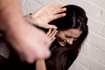 Vì đồng nghiệp đùa, đêm nào cũng bị chồng đánh đấm